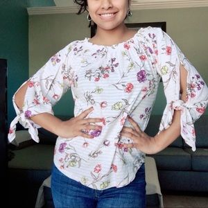 💌3 FOR $15💌 Floral flowy off shoulder blouse
